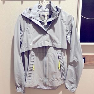 Lululemon size 6 weather resistant jacket/vest. Like new condition.